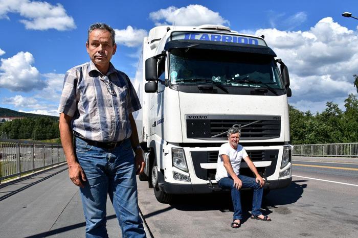 Poputa deler bil med kollegaen Marius. Sammen kjører de skiftarbeid gjennom Europa. Foto: Stein Inge Stølen