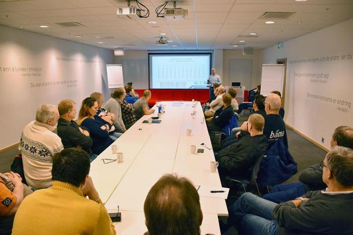 Her avholder NLFs Jens Olaf Rud kurs i trafikksikker og miljøvennlig adferd for sjåfører i Bama Logistikk. Foto: Stein Inge Stølen