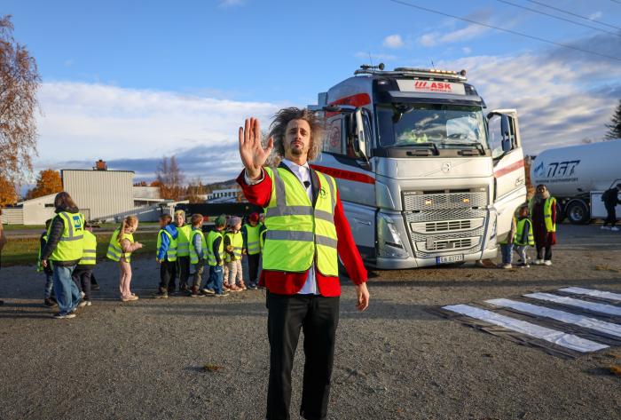 Viggo Venn lærer barna enkel kunnskap som kan redde liv ved å stoppe, se og vinke før de krysser veien foran en lastebil. Foto: Elisabeth Nodland