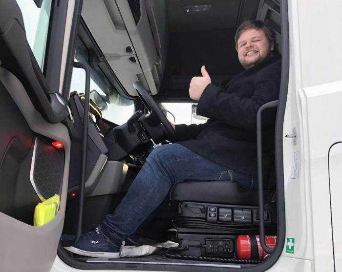 Reidar Fugle Nordhaug fra AUF stortrivdes bak lastebilrattet. Foto: Knut Gravråk