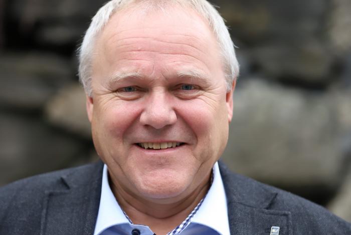 MINDRE TIL VEDLIKEHOLD: Regionsjef, Roar Melum, forteller at det er mange vegprosjekter som startes eller videreføres i regionen, men understreker at det blir mindre penger til utbedringer.