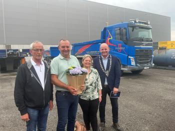 En fornøyd Rune Jørgen (nr 2 f.v) gratuleres av leder i Moss og omegn vognmannsforening, Per Esben Kristiansen, Marianne Hansen, IF og ordfører i Våler, Reidar Kaabbel
