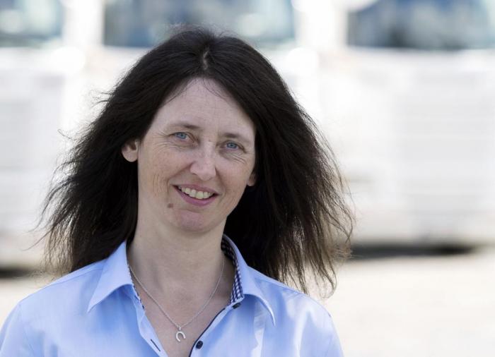 - Lastebilene fra Ruuds Transport er på mange måter vårt ansikt utad. De er merket med Mapei og for oss er det en økt trygghet å ha en transportør som er ISO-sertifisert, sier Lene Hammeren som er logistikksjef i Mapei på Sagstua. Foto: Jan Harry Svendsen