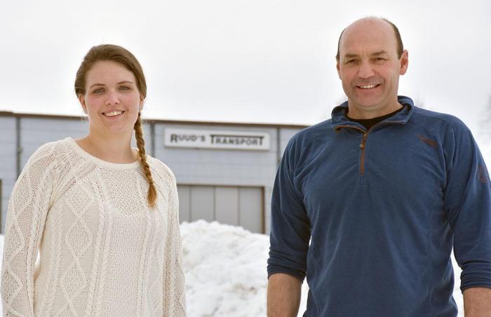 Knut Henning Ruud og medarbeider Eli Tingstadberget har begge et sterkt fokus på sikkerhet og kvalitet. Sammen spiller de sjåførene gode. Foto: Stein Inge Stølen