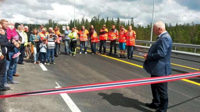 Ordfører Knut Lehre holdt tale før den nye strekningen på riksvei 4 ble åpnet tirsdag. Foto: Guttorm Tysnes-NLF