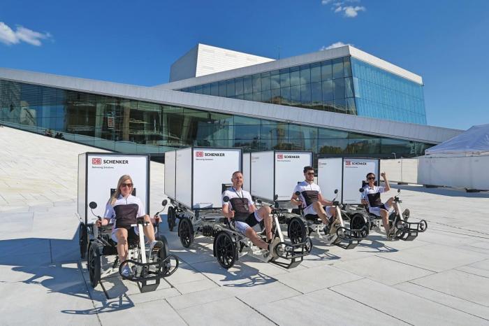 Er «sykkel-trailere» løsningen på fremtidens bydistribusjon? Peter Stangeland og Lars Sveen ved Schenker Oslo City Hub legger frem sitt syn under NLFs transportkonferanse. Foto: Schenker