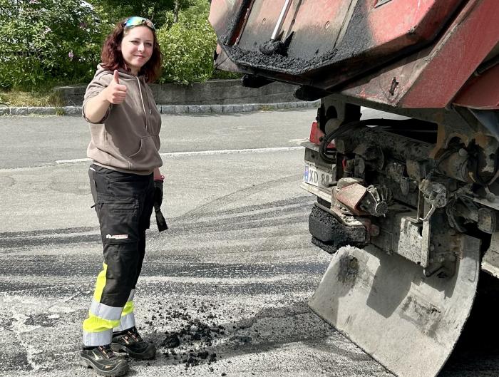 LÆRLING: Silje har læretiden sin hos Jonny Olafsen Transport og maskin AS