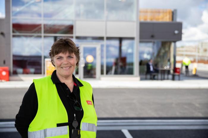 - Vi har fått mye skryt av tungtransportsjåfører allerede, sier daglig leder på stasjonen, Sissel Steen. Foto: André Kjernsli