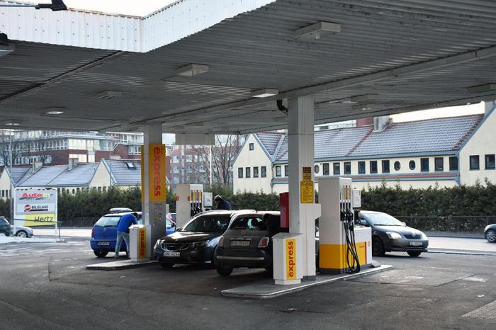 Det er tvilsomt at en stor lastebil har klemt seg inn under taket med 3,8 meters høyde og tanket på en av disse to pumpene. For ordens skyld kan vi nevne at NLF-medlemmets lastebil er 4,2 meter høy. Foto: Stein Inge Stølen