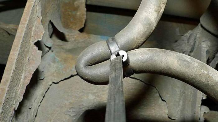 TIL SKREKK OG ADVARSEL: En deffekt bremseslange var koblet ut med strips. Foto: Statens vegvesen