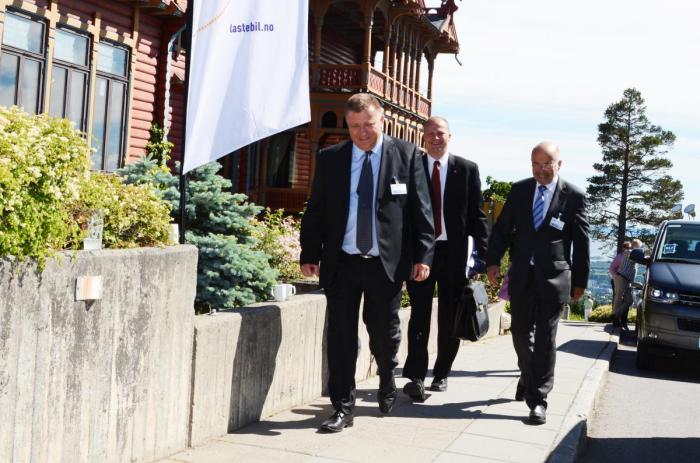 ALTERNATIVT: Samferdelsministeren klarer ikke å løse bompengeproblematikken hverken på hjemme- eller bortebane. NLF får vise vei sammen med ABAX? Foto: Stig Odenrud/NLF