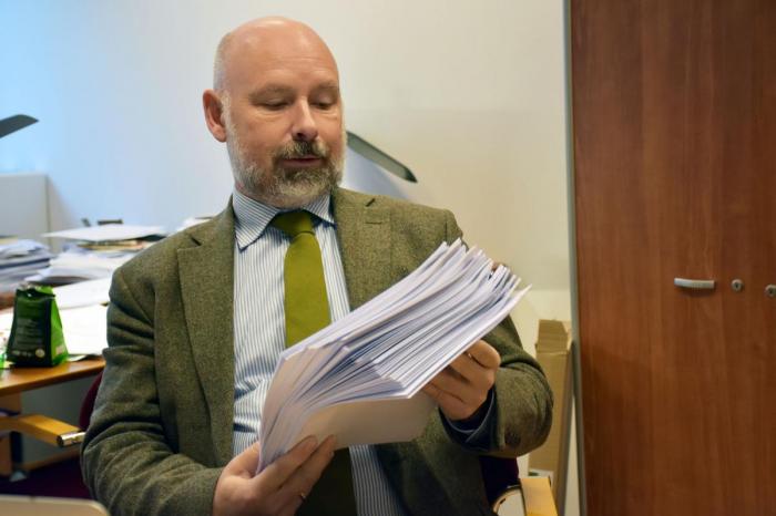 Dette er ikke første gang østeuropeiske parlamentsmedlemmer har sabotert en avstemning. Her gjennomgår NLA-direktør Søren Hyldstrup Larsen en bunke forslag ved en tidligere avstemning i år. Også da førte sabotasjen til utsettelse. Foto: Stein Inge Stølen