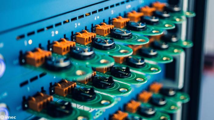 Bildet viser detaljer fra Imecs ferskeste faststoffbatteri med over dobbel kapasitet i forhold til et tilsvarende litium-ionbatteri. Det belgiske selskapet hevder at de innen 2024 vil kunne tilby batterier med firedobbel kapasitet og med fullading på under en halvtime. Foto: Imec