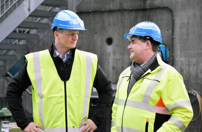 Her får samferdselsminister Ketil Solvik-Olsen en innføring i fordelene ved å benytte elektrisk lastebil på strekningen Oslo-Moss av Stena Recyclings transportsjef Svein Alfstad. Foto: Stein Inge Stølen