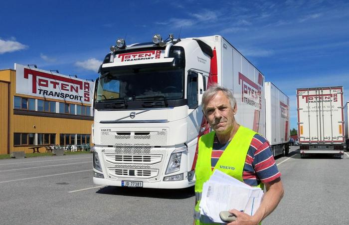 Bakkelund eier sin egen bil og har kjørt for Toten Transport siden 1983. Foto: Guttorm Tysnes