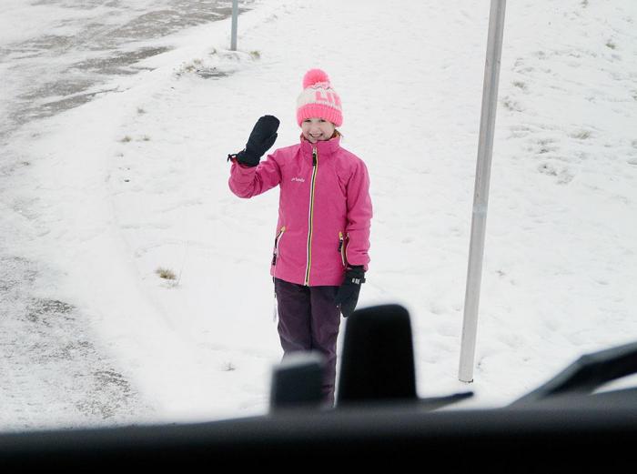 Hvis du vinker til lastebilsjåføren og han vinker tilbake, er dere sikre på at dere har sett hverandre. Foto: Jan Harry Svendsen