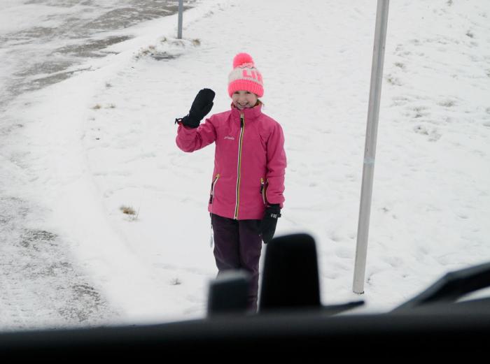 Hvis du vinker til lastebilsjåføren og han vinker tilbake, er dere sikre på at dere har sett hverandre. Foto: Jan Harry Svendsen