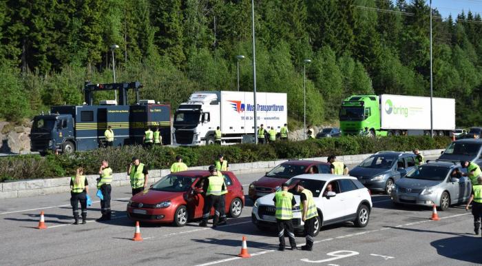 Statens vegvesen, Politiet, Arbeidstilsynet, Tollvesenet og Skatteetaten samarbeider regelmessig under kontroller som dette. Foto: Stein Inge Stølen
