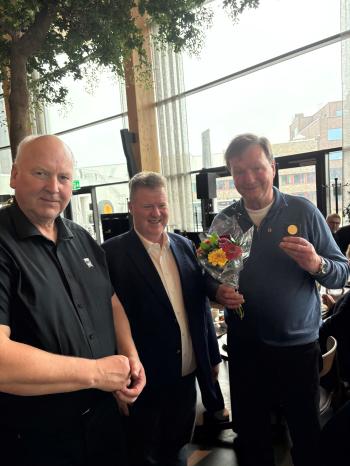 Svein Dahle mottok 40-årsmerke av forbundsleder Tore Velten og Fylkesleder Nicolai Jakhelln