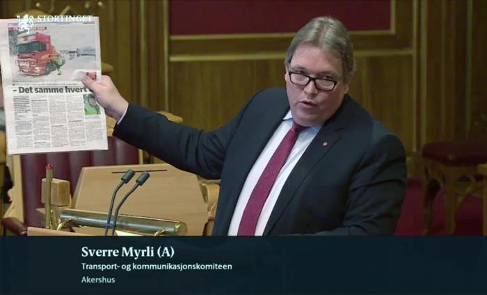 Ved flere anledninger i 2018 har NLFs avsløringer ført til skriftlige og muntlige spørsmål i Stortinget. Her løfter Sverre Myrli frem utfordringene med manglende vinterkompetanse etter at NLF satte fokus på problemstillingen. Foto: Skjermdump, Stortingets nett-TV