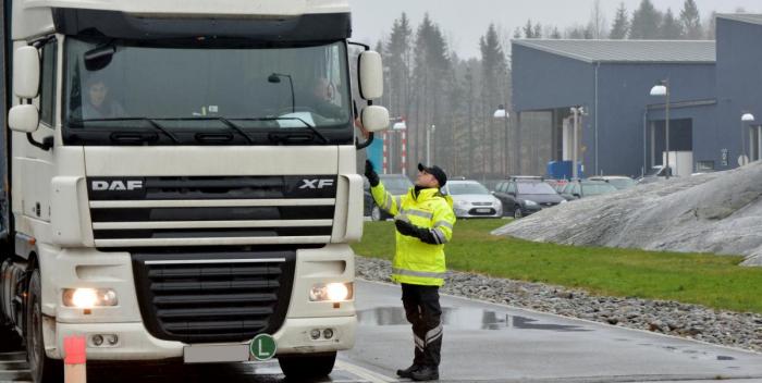FIKK BOT: Dette utenlandske vogntoget fikk 8.000 kroner i bot for manglende brikke. Gjentar det seg innen to år dobles boten. Foto: Stig Odenrud