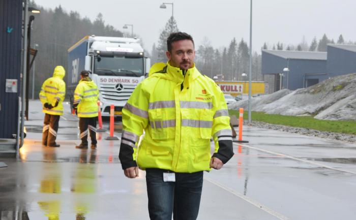 STORFANGST: Fagleder Ronny Lindesteg og hans kolleger har skevet ut brikke-bøter for 1,5 million kroner på ett døgn. Foto: Stig Odenrud