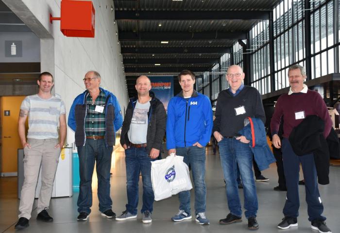 Mange reiser langt for å delta på Transport & Logistikk 2019. Volvo-entusiastene Roger Hagen, Kjell Devold, Knut Erik «Putte» Kjørsvik, Jan Ove Mork, Terje Gjende og Jan Inge Sunde har tatt turen fra Møre og Romsdal. Foto: Stein Inge Stølen