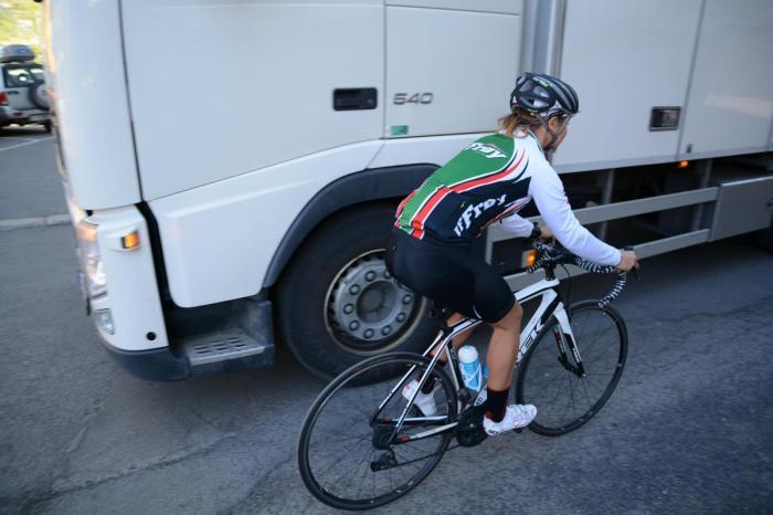 Store lastebiler skyver mye luft foran seg. Det kan skape utfordringer for slitne syklister med 543 kilometer på agendaen. Foto: Tore Bendiksen