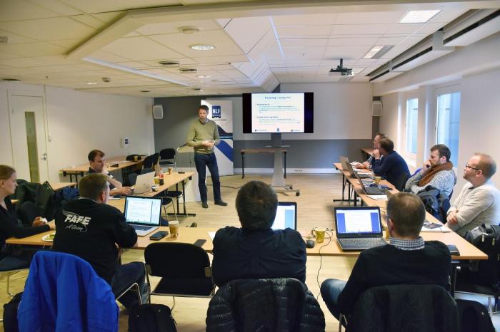 Aksdal holder jevnlige kurs hvor han hjelper NLF-bedrifter å bli bedre på transportkalkulasjon. Foto: Stein Inge Stølen