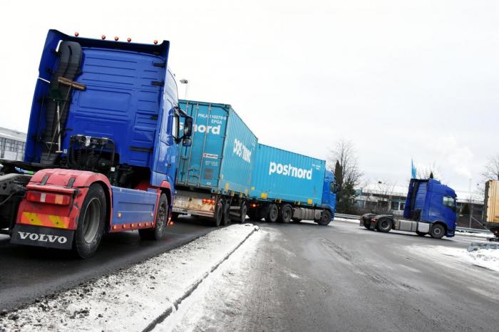 De utenlandske trekkvognene står i kø for å laste hos Postnord på Alnabru. Mange av disse får med seg last som skal til en annen destinasjon i Norge, altså kabotasje. Sjansene er store for at det vil forekomme mangler både ved dokumentasjonen og lønnsforholdene underveis i oppdraget. Foto: Stein Inge Stølen