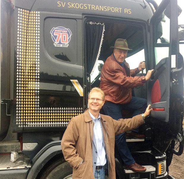 Fylkesmann Sigbjørn Johnsen og stortingsrepresentant Tor-Andre Johnsen (FrP) ved Stian Vermundsbergets tømmerbil. Foto: Erik Haugen, fylkesmannen i Hedmark