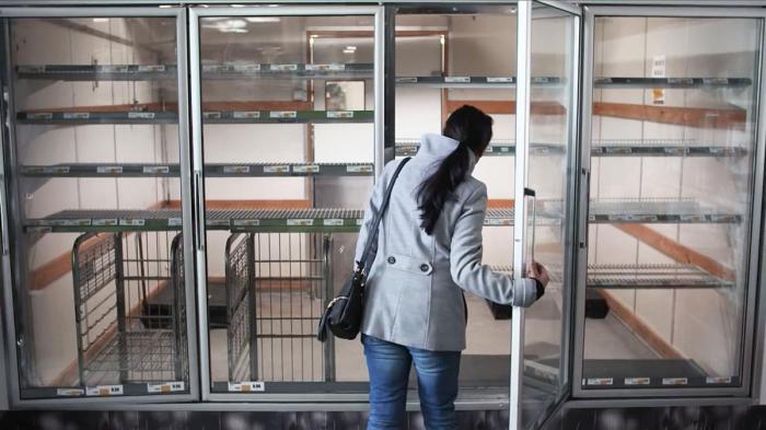 Etter tre dager er det liten vits i å holde dagligvarebutikkene åpne. Foto: NLF-Arkiv