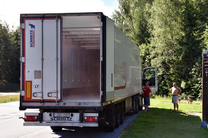 Dette er et altfor vanlig syn på rasteplasser i Norge - tomme, utenlandske lastebiler som venter på kabotasjeoppdrag. Foto: Stein Inge Stølen