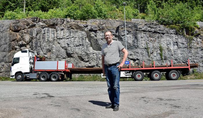 Tor Bjørvik driver bedriften Trekkerservice AS og kjører fast transport for Smith Stål. Foto: Stein Inge Stølen