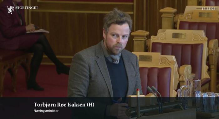 Her står Torbjørn Røe Isaksen på talerbenken 24. oktober i fjor, da han sist ble konfrontert med regelbruddene i Bring Trucking. Foto: Skjermdump, NRK