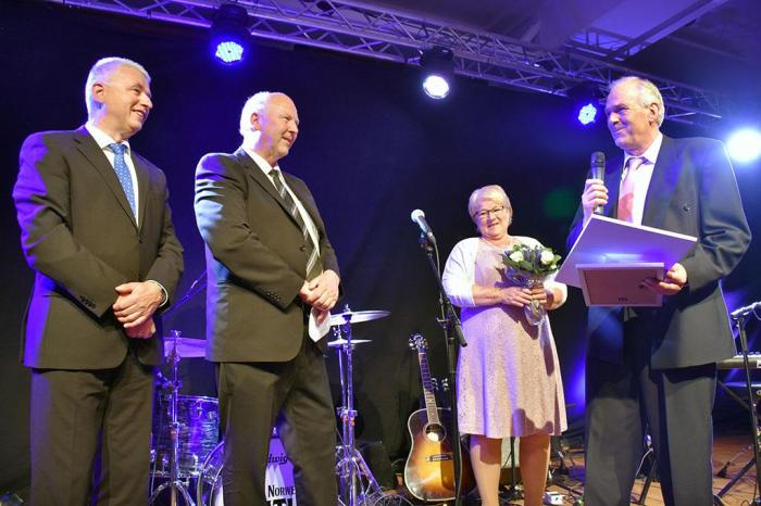 LANDSMØTET: Helles Thermotransport og Tor Arne Helle mottar IF og NLFs trafikksikkerhetspris under landsmøtet til NLF i Alta på forsommeren. Foto: Stein Inge Stølen