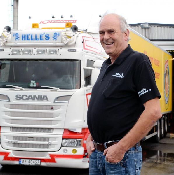 STOLT: - Jeg er stolt over å få denne prisen og også overrasket. Det er jo sjåførene som gjør jobben, selv om vi legger mye arbeid i å lage kjøreruter som ikke er stressende i tillegg til av vi stort sett kjører om dagen, sier Tor Arne Helle. Foto: Jan Harry Svendsen