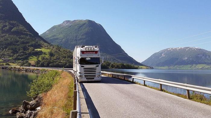 Asgeir trives godt på vestlandske veier, selv om de tidvis er litt vel smale. Foto: Asgeir Ripe