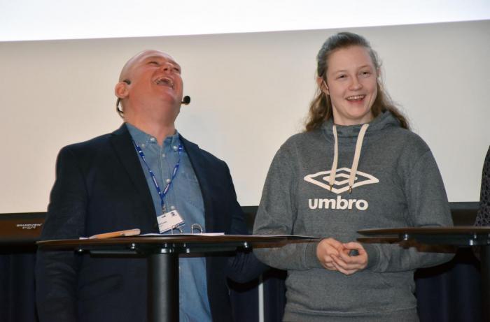 Det blir aldri kjedelig med Jan Erik Larssen på scenen, og latteren satt løst også i dette segmentet. Foto: Stein Inge Stølen