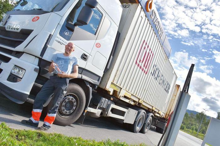 Trond har kjørt for Schenker i 17 år, mye av tiden med fast rute fra Drammen til Rudshøgda. Foto: Stein Inge Stølen