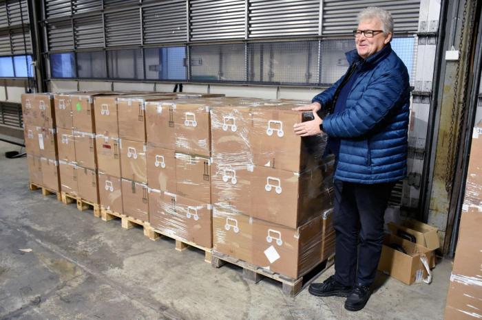 Telefonen til John-Erik er sjelden i ro og hasteoppdragene renner stadig inn. Han er også en av de eneste i landet som kan mellomlagre radioaktivt avfall fra sykehus. Foto: Stein Inge Stølen