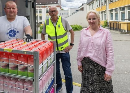 Skolestarten nærmer seg. Vi har ingen barn å miste i trafikken, sier Marianne Mittet Solbraa i Trygg Trafikk og Guttorm Tysnes (i midten) i Norges Lastebileier-Forbund. Her sammen med Tine-sjåfør Ole Oden. Foto: Geir Olsen