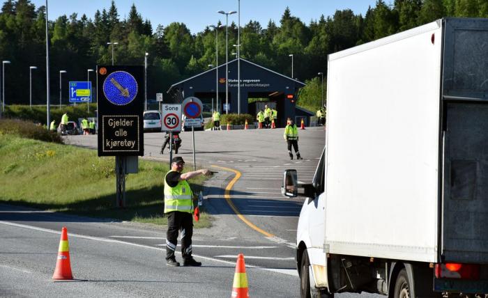 Her var det ingen kjære mor - alle skulle kontrolleres. Også varebiler. Foto: Stein Inge Stølen