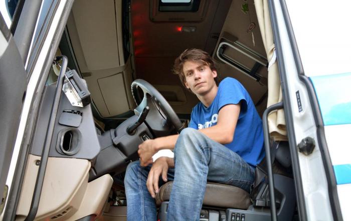 Takket være faren er Vegard allerede dreven på å rygge med henger til og fra ramper. Foto: Lars Thorvaldsen