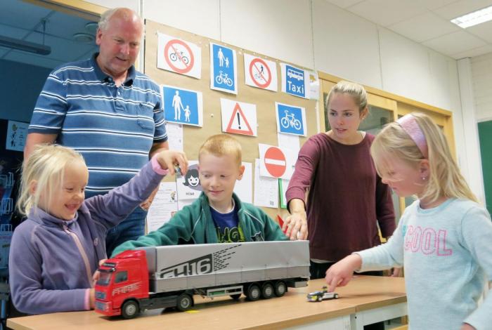 Forbundsleder Tore Velten stiller opp for de minste. Her fra Gol skole. Foto: NLF