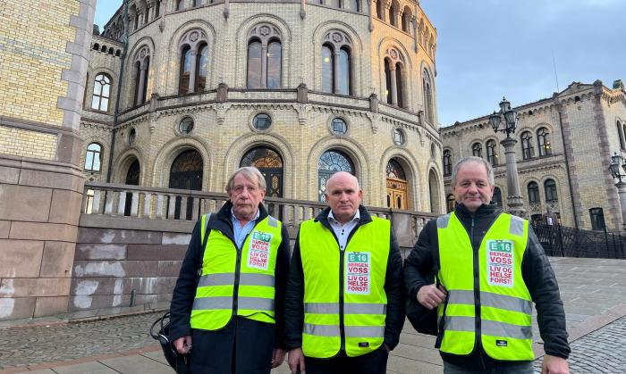 SA KLART IFRA: Fra venstre: Willy Padøy, leder i Aksjonskomitèen NOK er NOK og leder i Bergen Lastebileierforening, Jan Ove Halsøy, regionsjef i NLF og Torgils Rogne, nestformann i NLFs fylkesstyre i Hordaland, møtte opp på Stortinget i fjor vinter og krevde at K5 skulle tas tilbake i kommende budsjett. Foto: Elisabeth Nodland