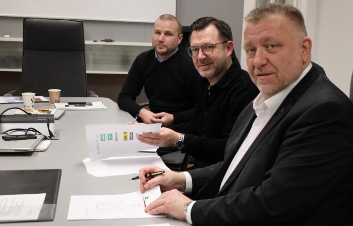 Vianor blir ny samarbeidspartner: Fra venstre,  salgs manager B2B i Vianor, Roine Karlsson, commercial fleet manager i Vianor, Markus Eriksson og NLF-direktør, Geir A. Mo. Foto: Elisabeth Nodland