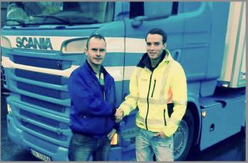 TIL LYKKE: Ragnvald Flåten gratulerar Asgeir med tittel og ny bil. Foto: Privat