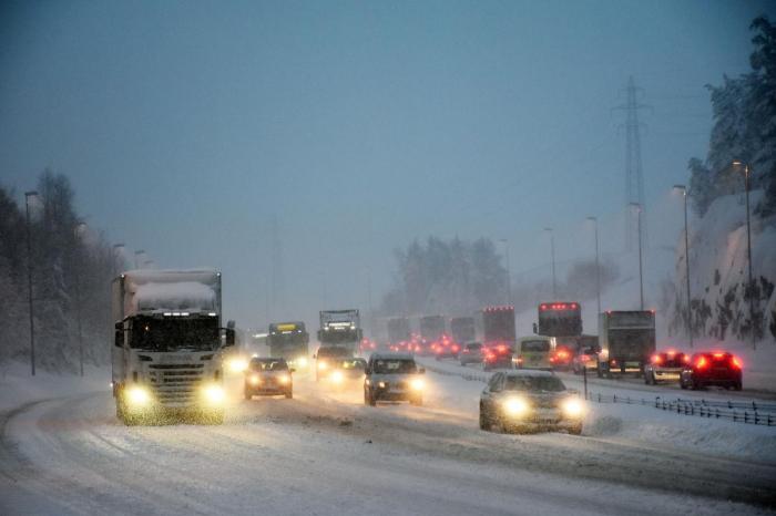 «Henning» opplevde ikke bare press på kostnadene. Mens han kjørte oppdraget ble han stadig oppringt av oppdragsgiveren som ønsket at han skulle øke tempoet. Utfordrende vær- og føreforhold ble det vist liten forståelse for. Illustrasjonsfoto: Stein Inge Stølen