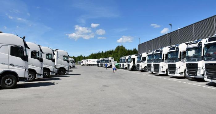 Slik så det ut på Vlantana Norges parkeringsplass sommeren 2018. Da kjørte selskapet med helprofilerte biler for en rekke oppdragsgivere. Foto: Stein Inge Stølen